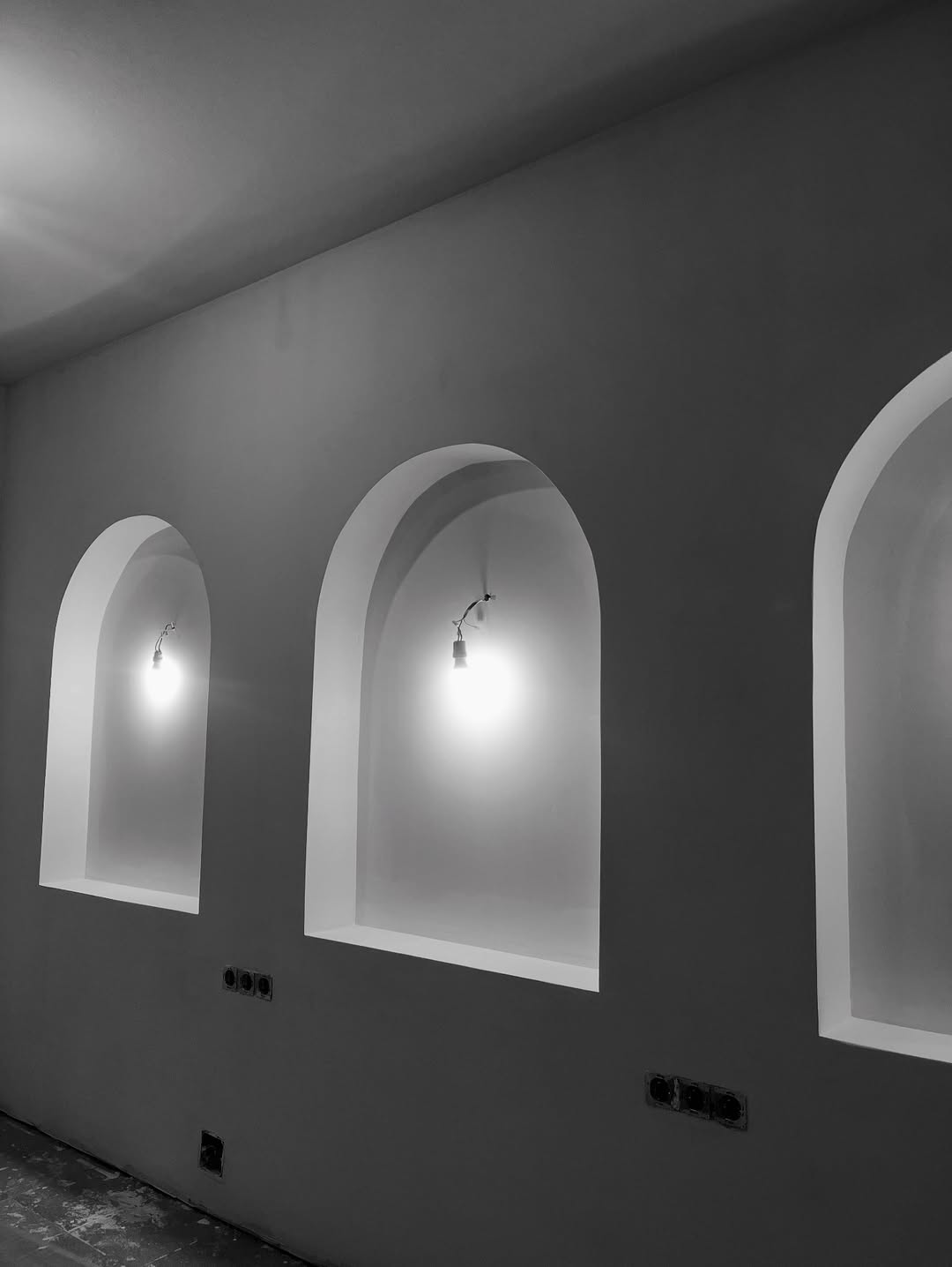 Nichos em arco com iluminação vintage
